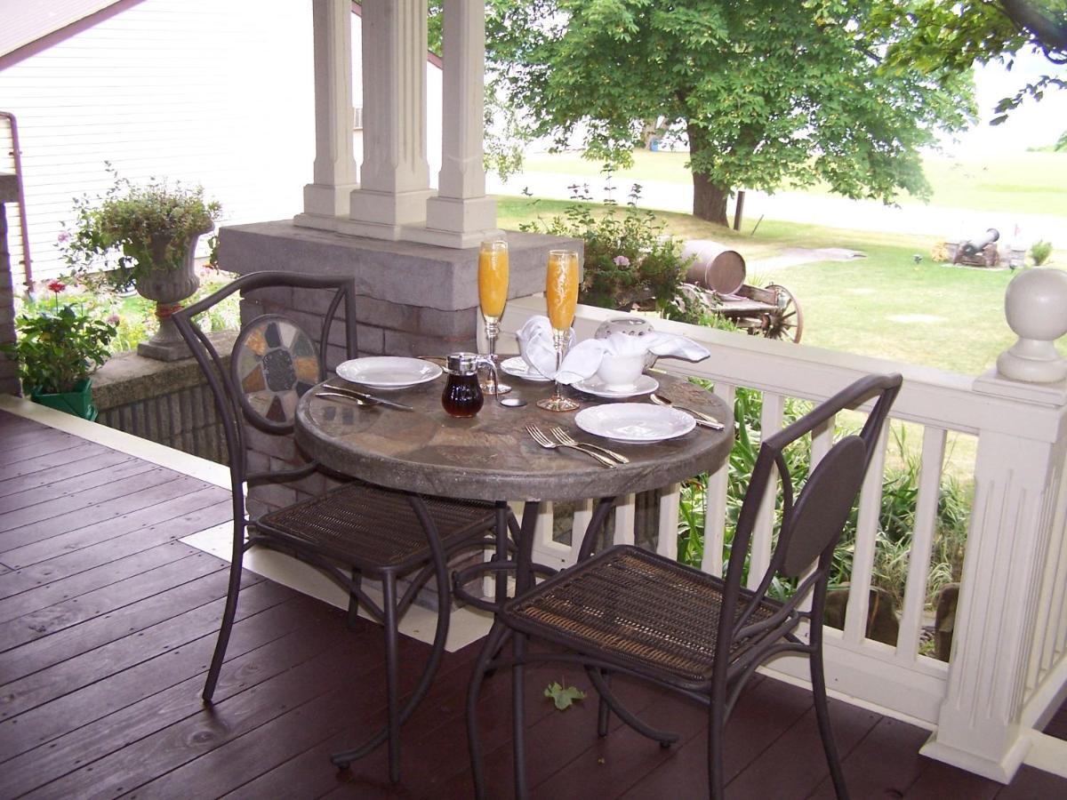 Creighton Manor Inn Bed & Breakfast Orillia Exterior photo